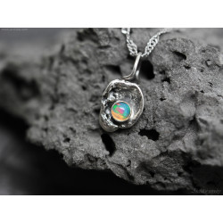 Handgjort Opal halsband i smält återvunnet sterling silver Opalhänge