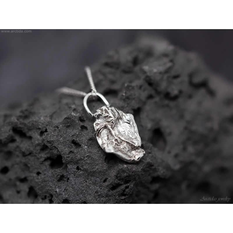 Unikt handgjort silverhänge i smält återvunnet silver