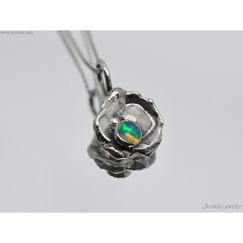 Handgjort Opal halsband i smält återvunnet sterling silver Opalhänge