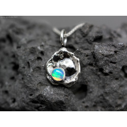 Handgjort Opal halsband i smält återvunnet sterling silver Opalhänge