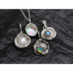 Handgjort Opal halsband i smält återvunnet sterling silver Opalhänge