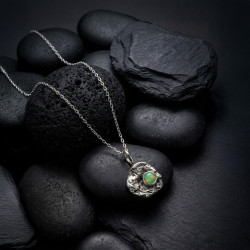 Handgjort Opal halsband i smält återvunnet sterling silver Opalhänge
