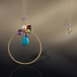Halsband med ädelstenar och halvädelstenar rund hänge - Deira